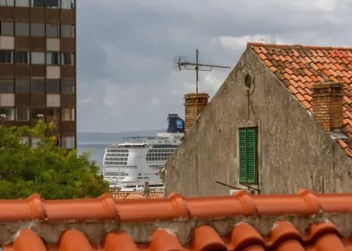 Mit Balkon Fuer Zwei Personen By Interhome Apartmán Split